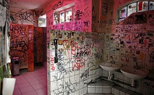 bathroom_graffiti_10